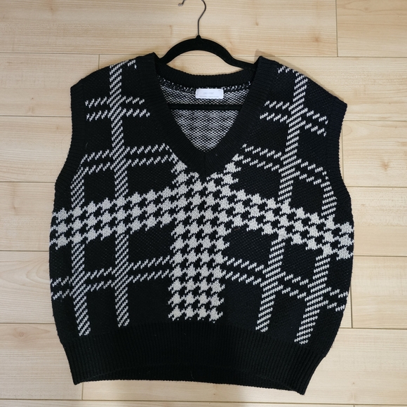 OAK + FORT Sweaters - OAK + FORT Black and White V-Neck Sweater Vest